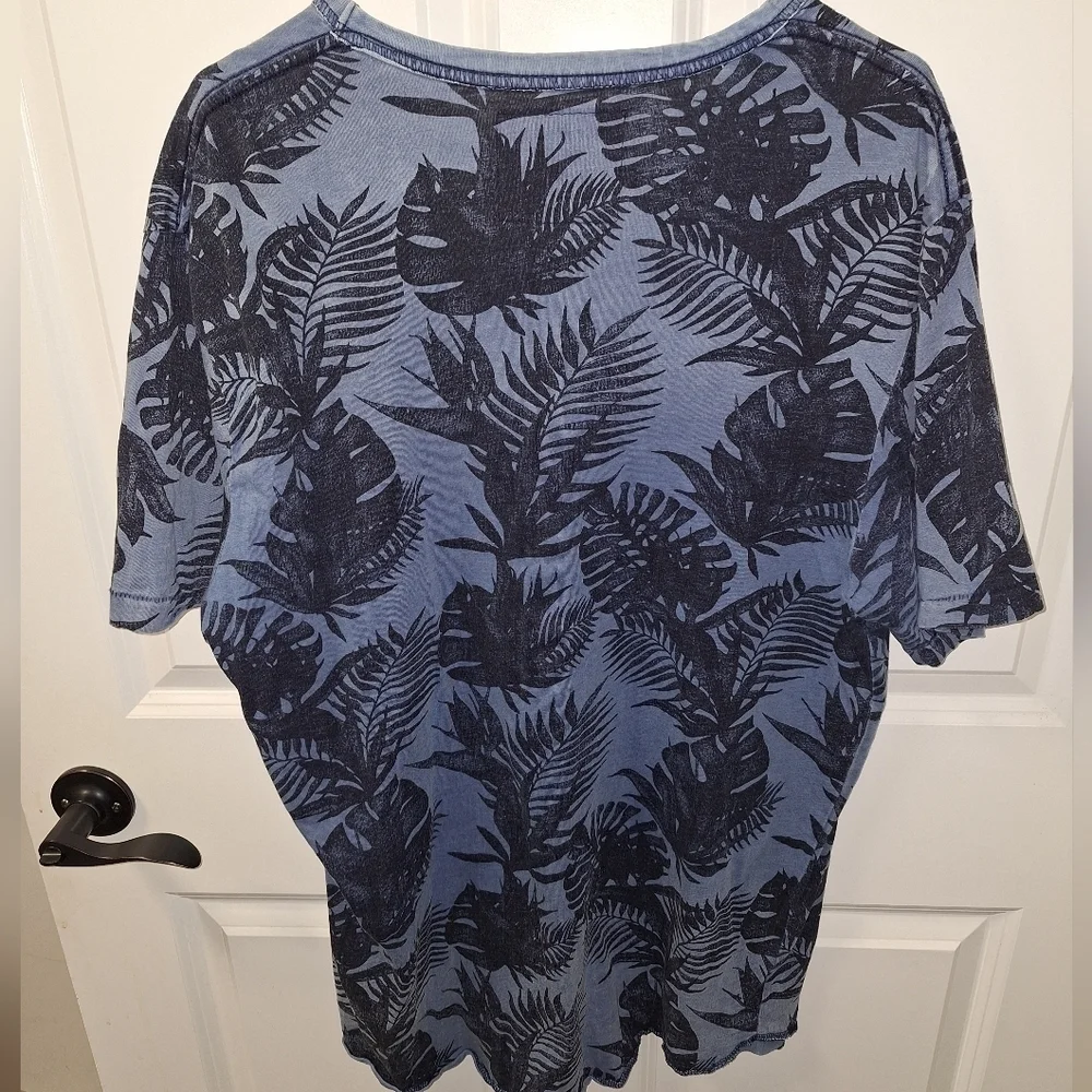 True Religion Blue Ombre tropical curved hem t-shirt in a men's 2XL.